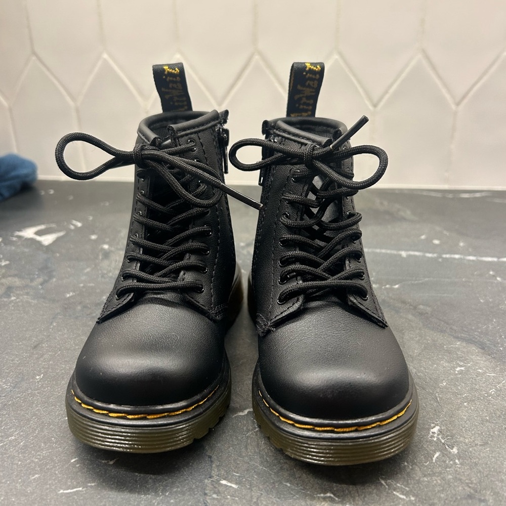 New without box, TODDLER 1460 SOFTY T LEATHER LACE UP BOOTS - Picture 2 of 3